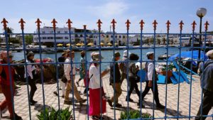 チュニジア：ビゼルトの街の船型レストランのデッキでまったりと6
