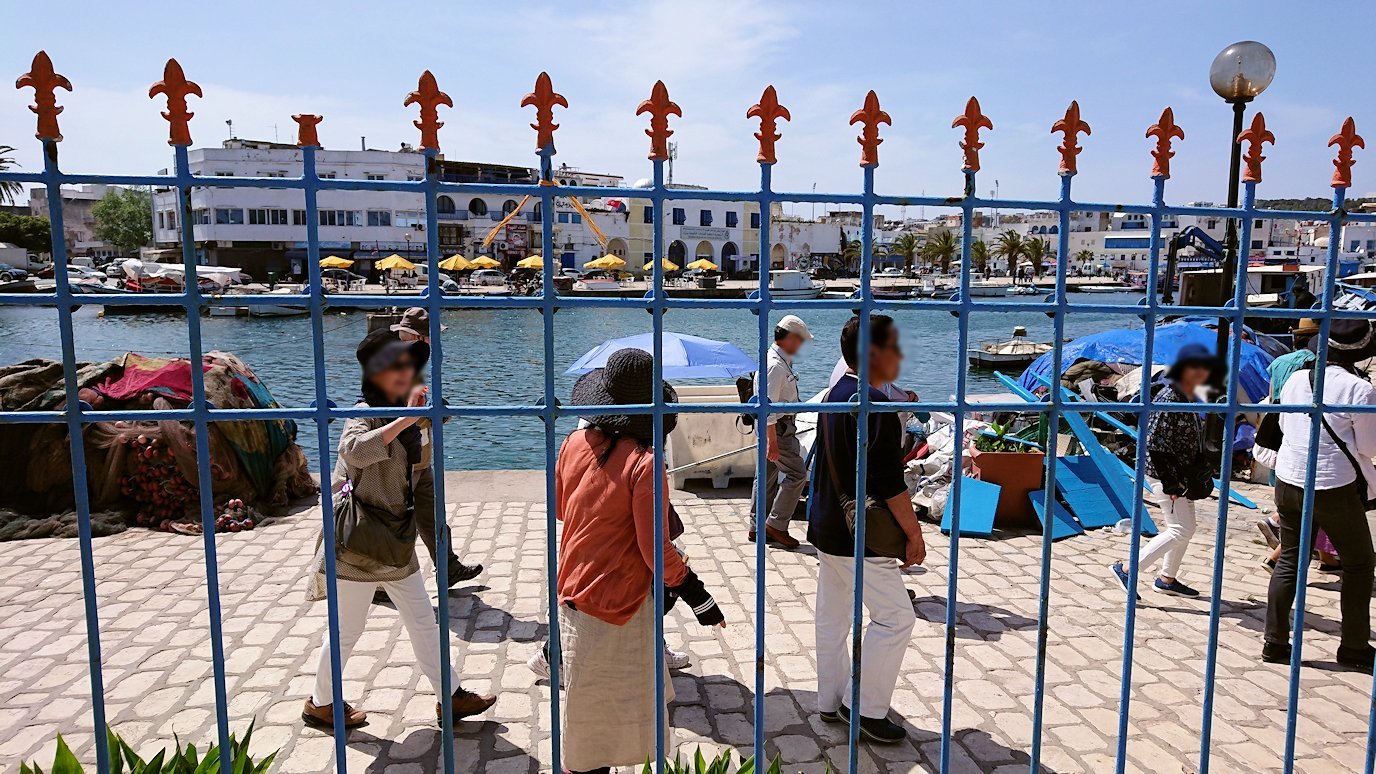 チュニジア：ビゼルトの街の船型レストランのデッキでまったりと7