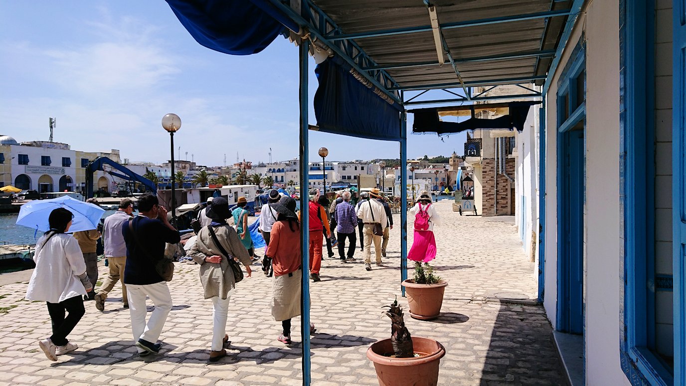 チュニジア：ビゼルトの街の船型レストランのデッキでまったりと9