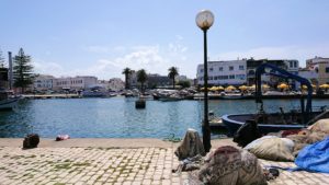 チュニジア：ビゼルトの街の船型レストランのデッキでまったりと8