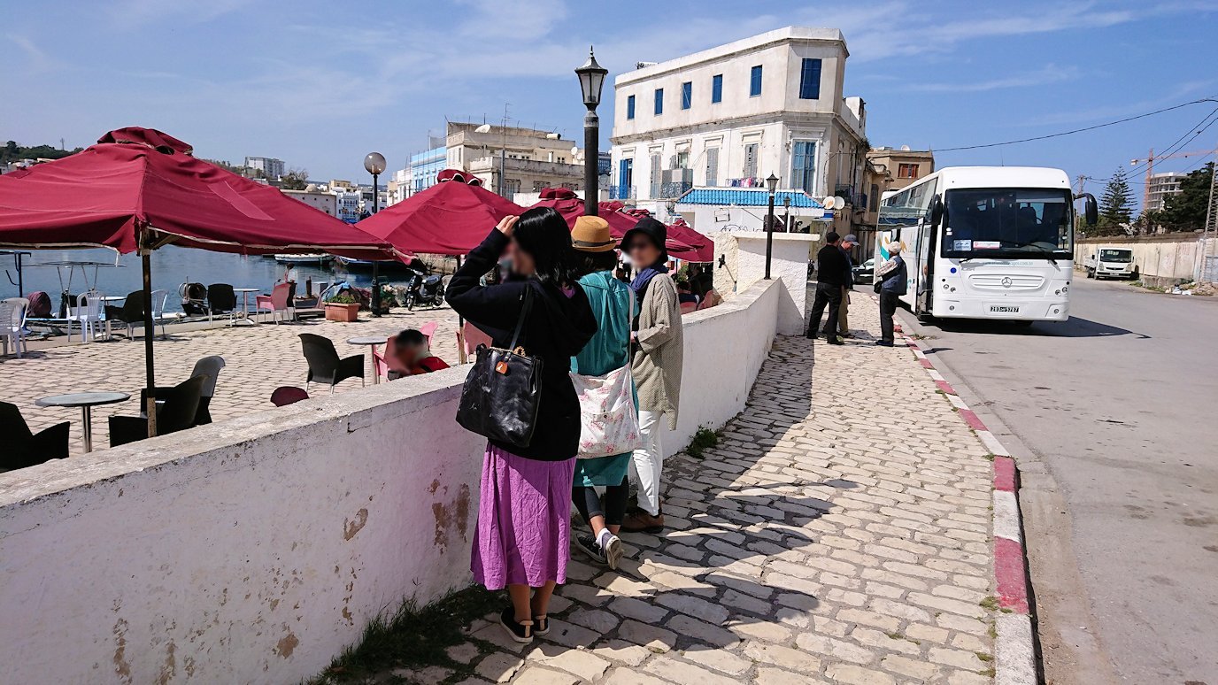 チュニジア：ビゼルトの街を満喫しバスに乗り込む4
