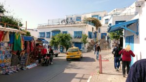 チュニジア：シディ・ブ・サイドの駐車場に到着7
