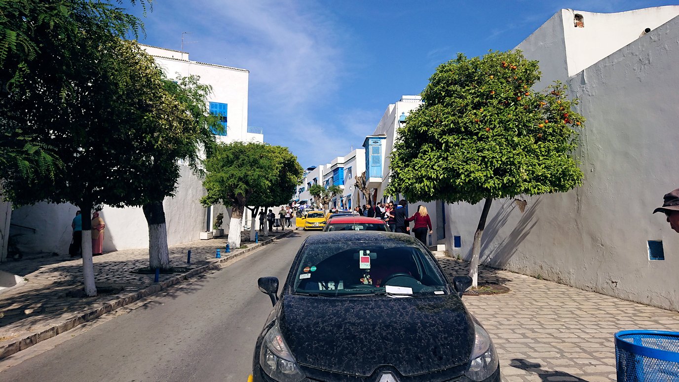 チュニジア：シディ・ブ・サイドの駐車場に到着9