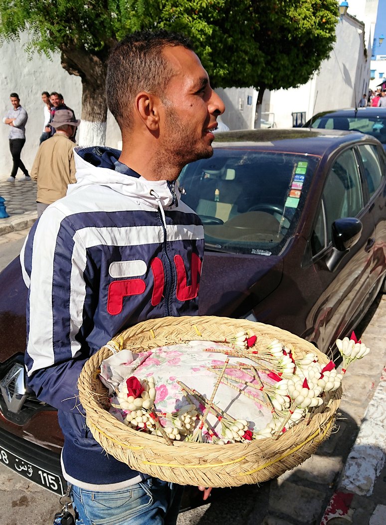 チュニジア：シディ・ブ・サイドの中心へ向かう坂を進む1