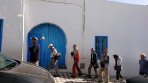 チュニジア：シディ・ブ・サイドの中心へ向かう坂を進む3