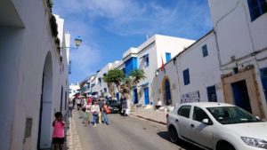 チュニジア：シディ・ブ・サイドの中心へ向かう坂を進む4