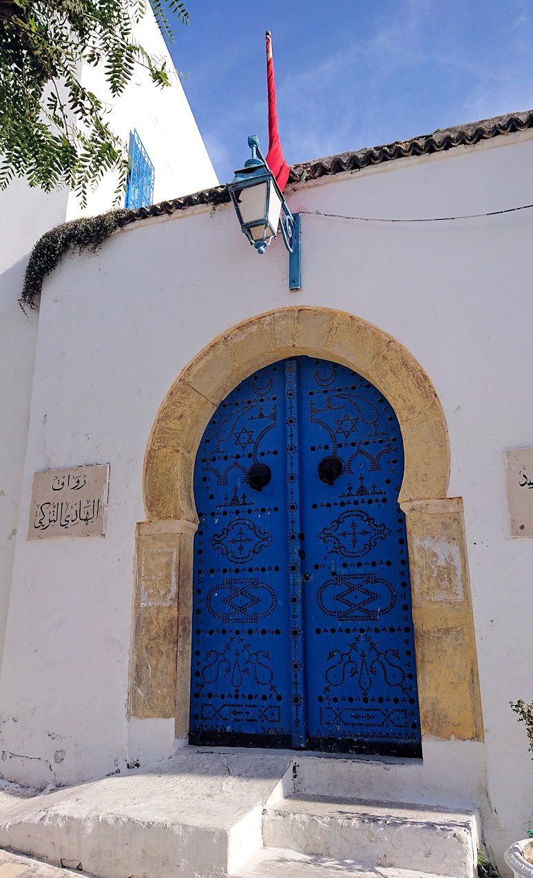 チュニジア：シディ・ブ・サイドの中心へ向かう坂を進む5