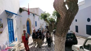 チュニジア：シディ・ブ・サイドの中心へ向かう坂を進む7