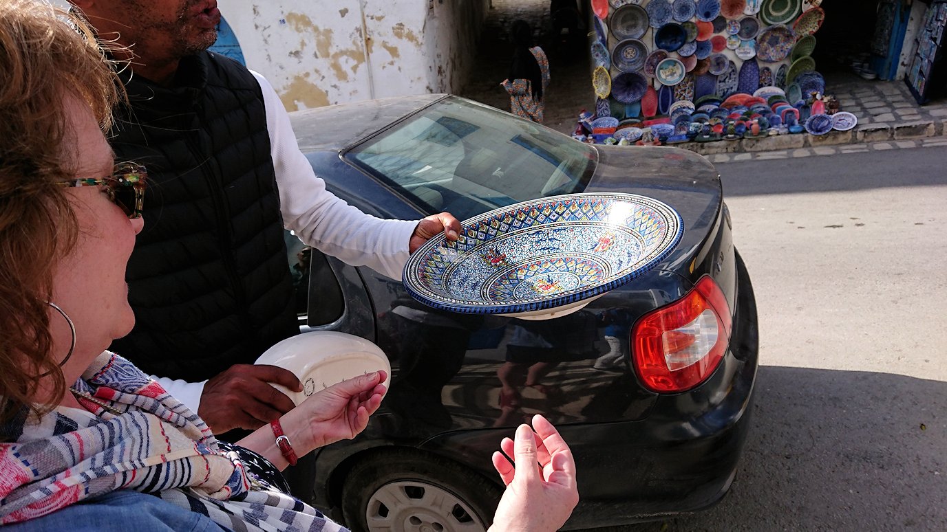 チュニジア：シディ・ブ・サイドの中心へ向かう坂を進む8