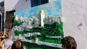 チュニジア：シディ・ブ・サイドの中心へ向かう坂を進む9
