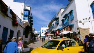 チュニジア：シディ・ブ・サイドの中心へ足を踏み入れる