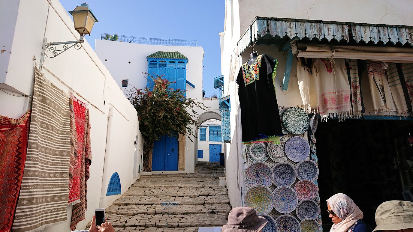 チュニジア：シディ・ブ・サイドの中心へ足を踏み入れる2
