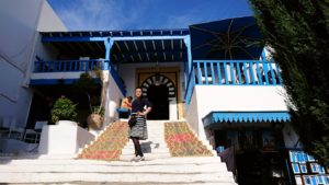 チュニジア：シディ・ブ・サイドの中心へ足を踏み入れる3