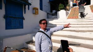 チュニジア：シディ・ブ・サイドのカフェ・デ・ナットへ入る