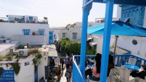 チュニジア：シディ・ブ・サイドのカフェ・デ・ナットへ入る7