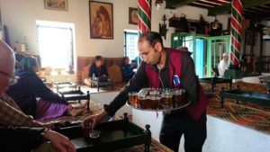 チュニジア：シディ・ブ・サイドのカフェ・デ・ナットへ入る8