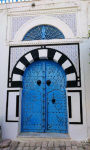 チュニジア：シディ・ブ・サイドの街を進んで行きます8