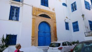 チュニジア：シディ・ブ・サイドの街を進んで絶景ポイントに向かう