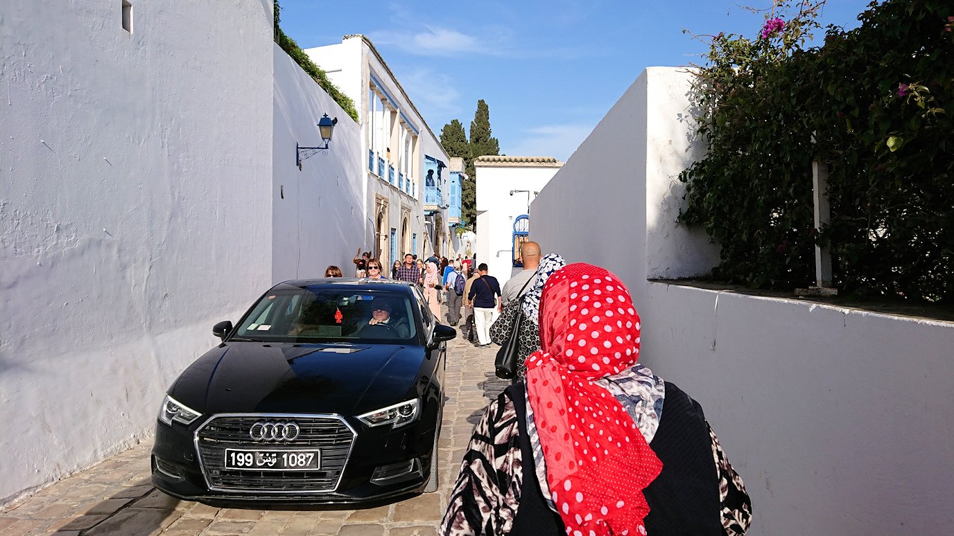 チュニジア：シディ・ブ・サイドの街を進んで絶景ポイントに向かう1