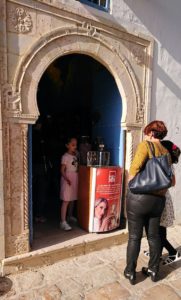 チュニジア：シディ・ブ・サイドの街を進んで絶景ポイントに向かう3