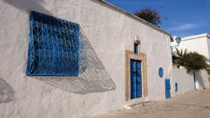 チュニジア：シディ・ブ・サイドの街を進んで絶景ポイントに向かう4