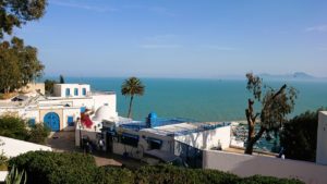 チュニジア：シディ・ブ・サイドの街を進んで絶景ポイントで写真撮影に夢中2