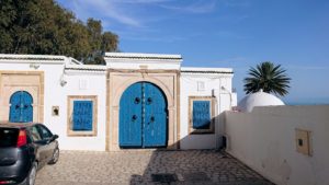 チュニジア：シディ・ブ・サイドの街を進んで絶景ポイントで写真撮影に夢中4