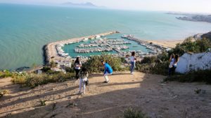 チュニジア：シディ・ブ・サイドの街の次なる絶景ポイントで写真撮影を試みる
