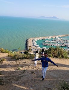 チュニジア：シディ・ブ・サイドの街の次なる絶景ポイントで写真撮影を試みる2