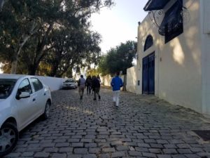 チュニジア：シディ・ブ・サイドの街の次なる絶景ポイントで写真撮影を試みる4