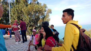 チュニジア：シディ・ブ・サイドの街の次なる絶景ポイントで写真撮影を試みる3