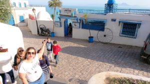 チュニジア：シディ・ブ・サイドの街の次なる絶景ポイントで写真撮影を試みる6