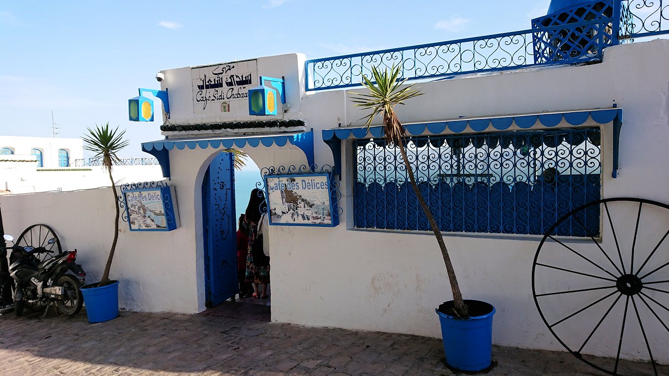 チュニジア：シディ・ブ・サイドの街の次なる絶景ポイントで写真撮影を試みる7
