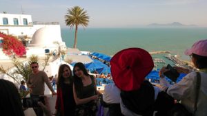 チュニジア：シディ・ブ・サイドの街の次なる絶景ポイントで写真撮影を試みる8