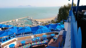 チュニジア：シディ・ブ・サイドで絶景のカフェにて