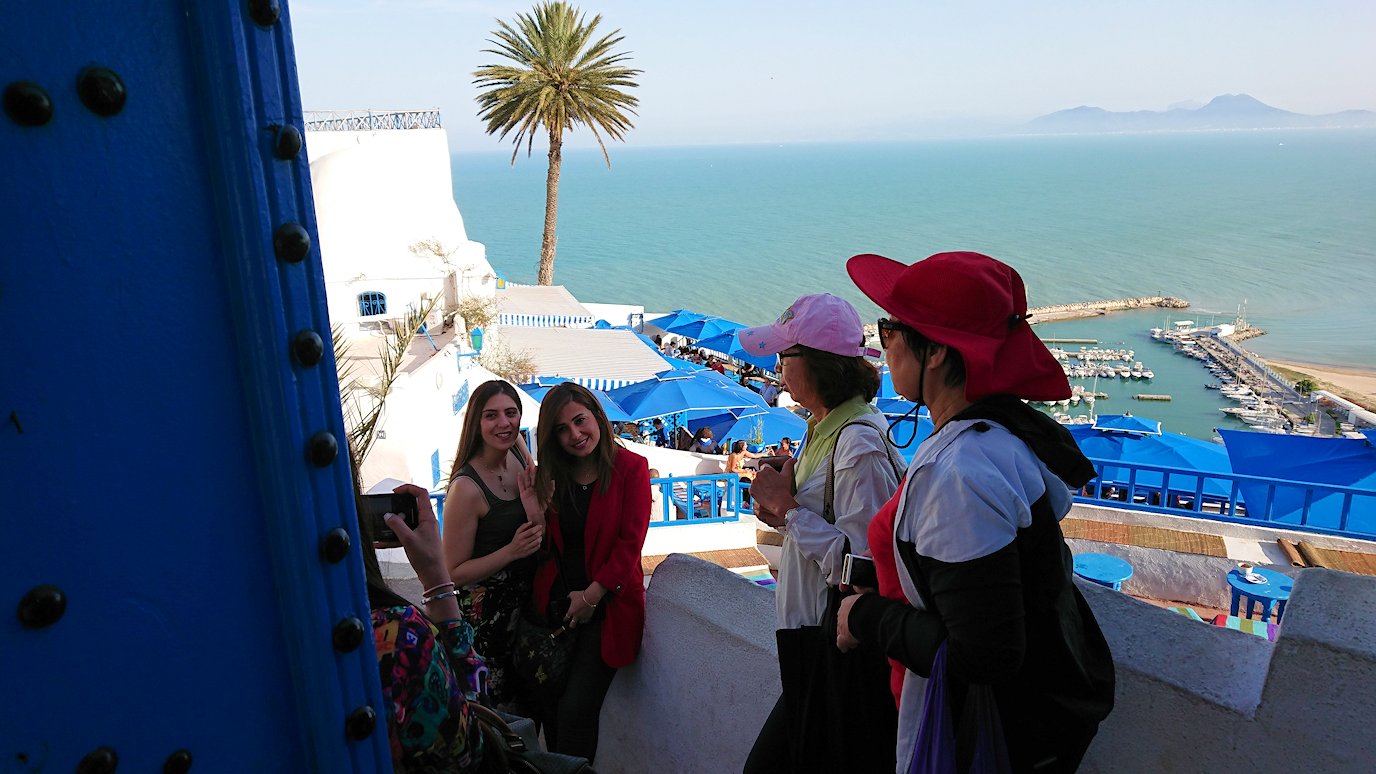 チュニジア：シディ・ブ・サイドで絶景のカフェにて1