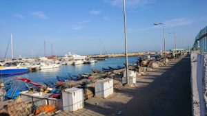 チュニジア：シディ・ブ・サイドで海岸に降りた場所で7