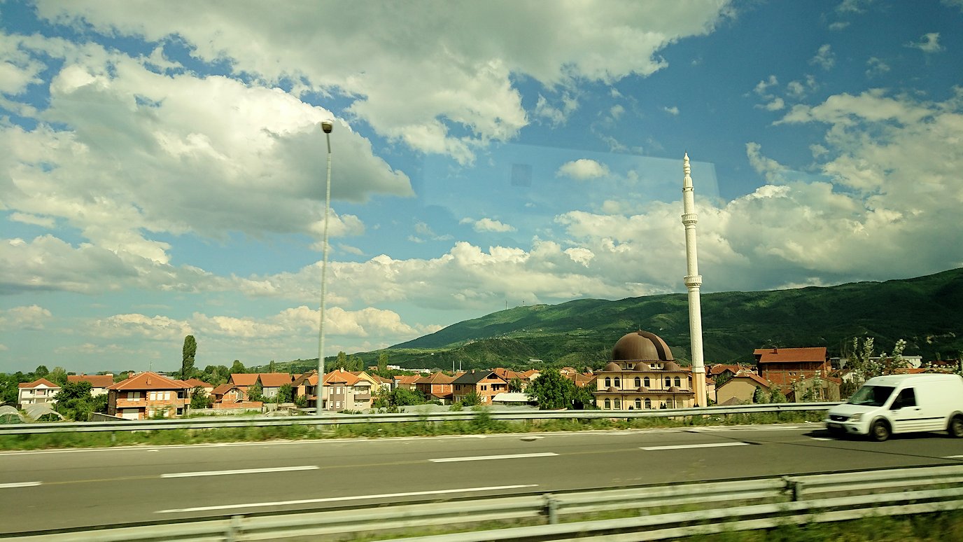 北マケドニアのスコピエ市内からオフリドへバスで移動8