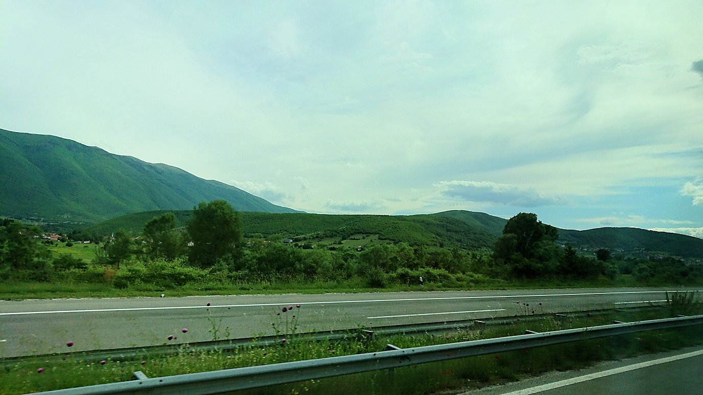 北マケドニアのスコピエ市内からオフリドへバスで移動9