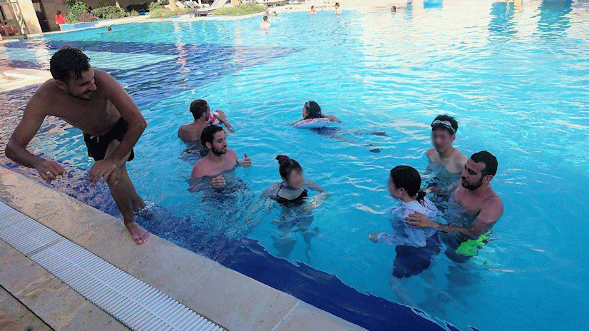 ラマダ リゾート ホテルのプールで 国際交流とビールを楽しむ イスラエル ヨルダン旅行記25