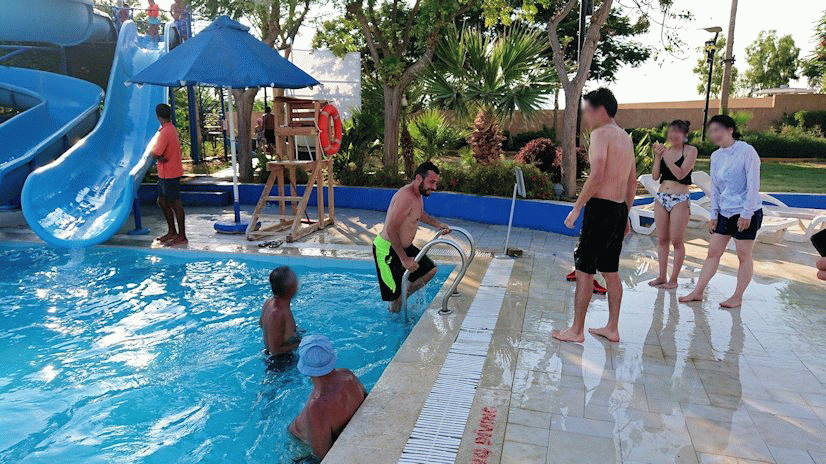ラマダ リゾート ホテルのプールで 国際交流とビールを楽しむ イスラエル ヨルダン旅行記25