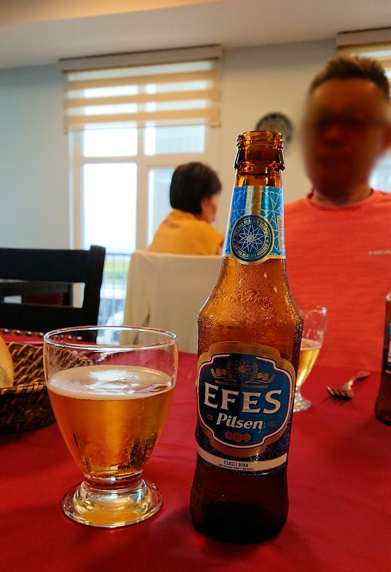 イスタンブールからトロイへ向かう途中に昼食を食べ Efesビールを味わう トルコ旅行記13