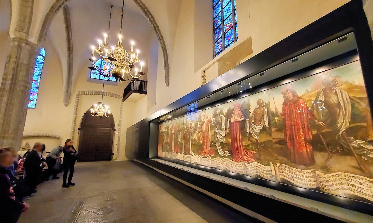 聖ニコラス教会でタリンの中世芸術作品である 死のダンス を眺める バルト三国旅行記 35