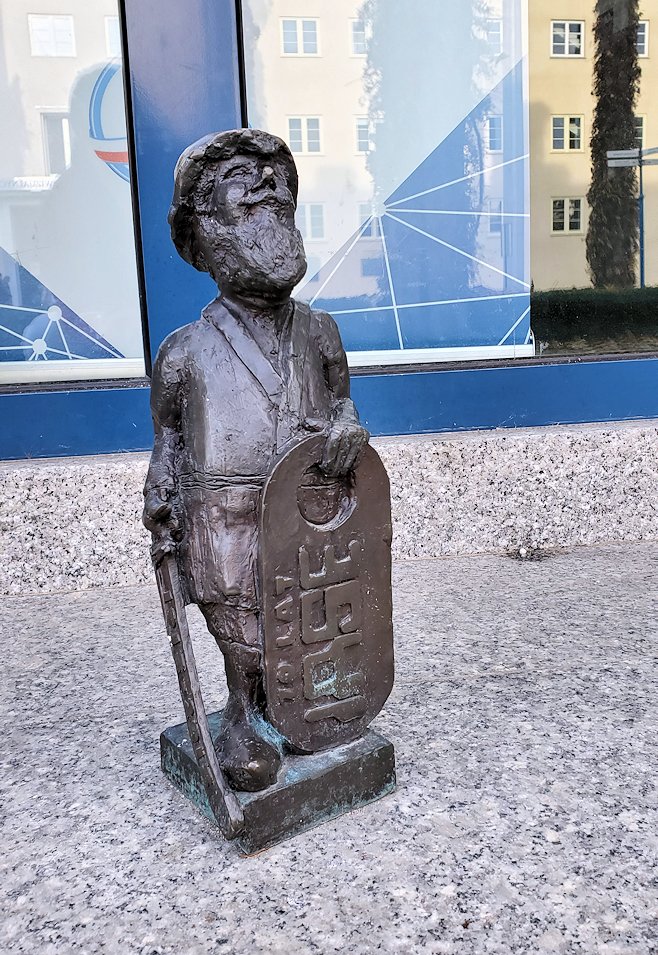 ヴロツワフの百年記念会館前で発見した小人像