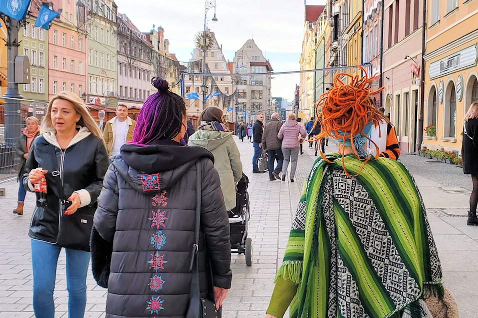 ヴロツワフの街を歩く、奇抜なヘアースタイルの女性