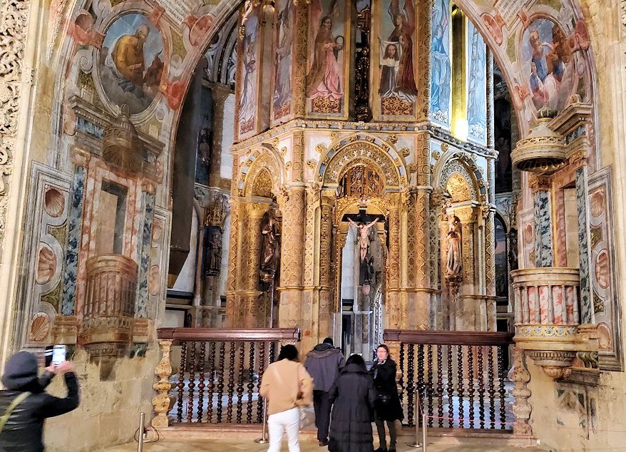 トマールのキリスト修道院、16角形の円堂になっている大聖堂を見上げる-ポルトガル旅行記27