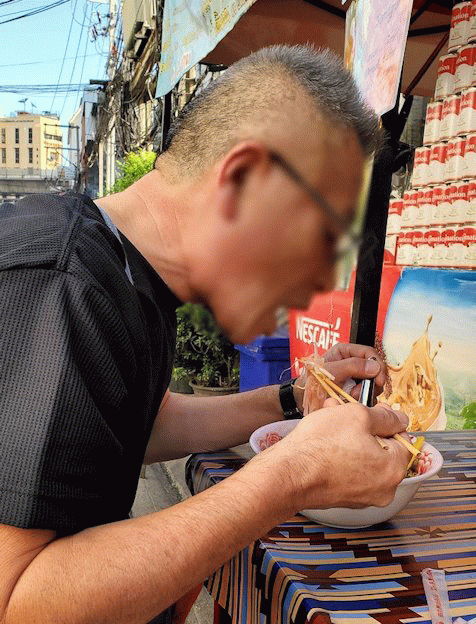 バンコク市内の屋台で麺料理である「クワイチャップ」を朝食として食べるバリ島オジサン