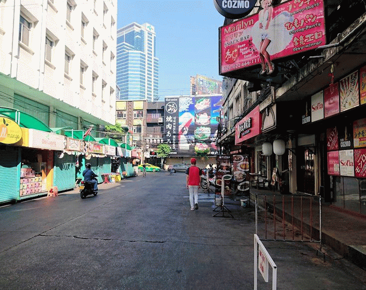 バンコク市内のタニヤ通にはこのように日本人街があり、日本語の看板だらけの中を進みます！
