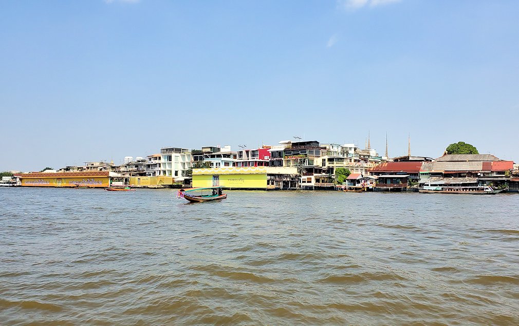 バンコク市内を流れるチャオプラヤー川