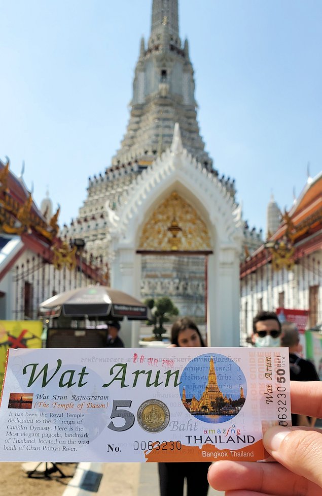 バンコク市内にあるワット・アルン寺院の入口にあるチケット売り場でチケットを購入